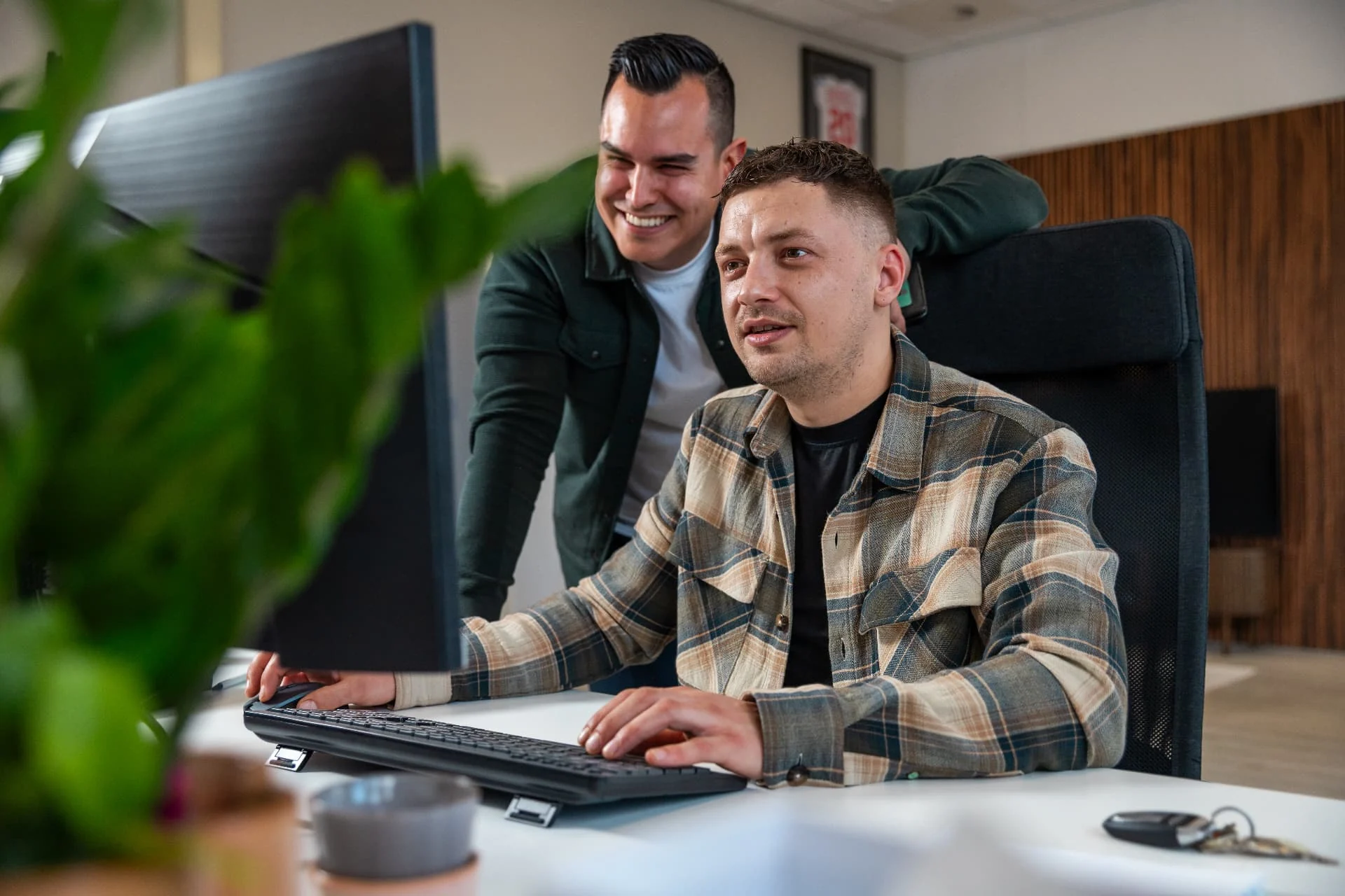Twee Blnks-collega’s kijken samen naar een scherm